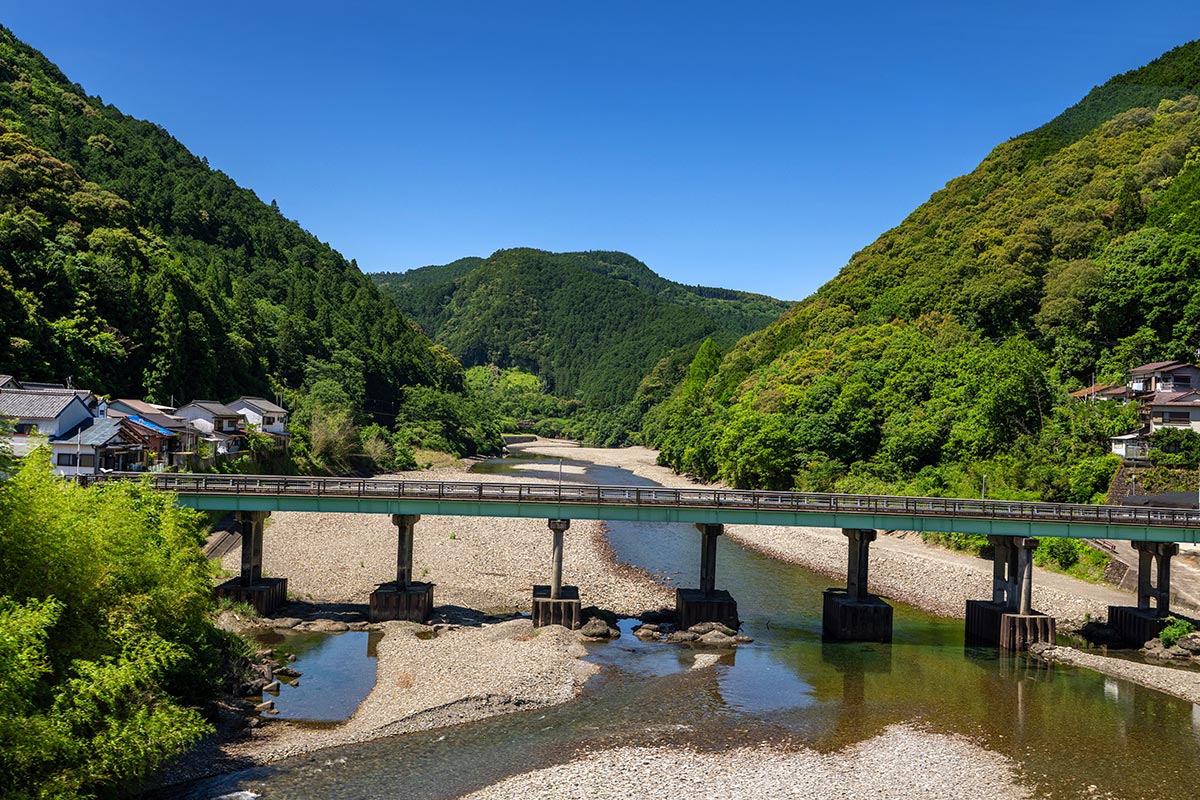 La rivi&egrave;re Kumano au c&oelig;ur des montagnes de la p&eacute;ninsule de Kii. &copy;Eric Rechsteiner
