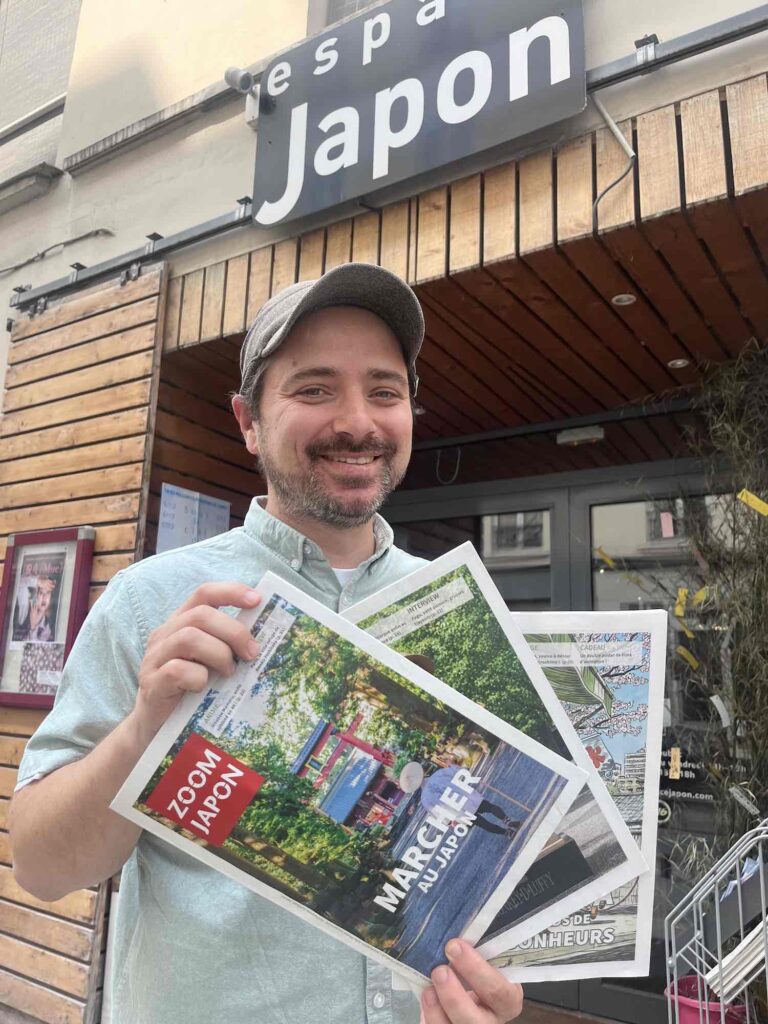 Florent Gorges devant Espace Japon, à Paris