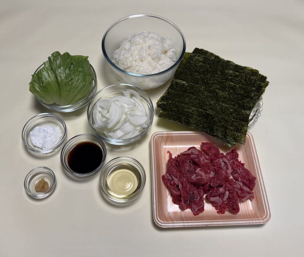 Les ingrédients du sandwich de riz au sukiyaki